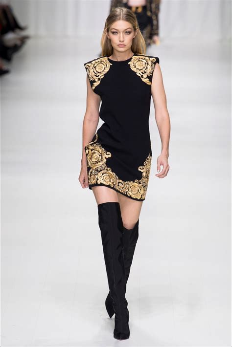 gigi hadid versace 2015|gigi hadid versace fashion week.